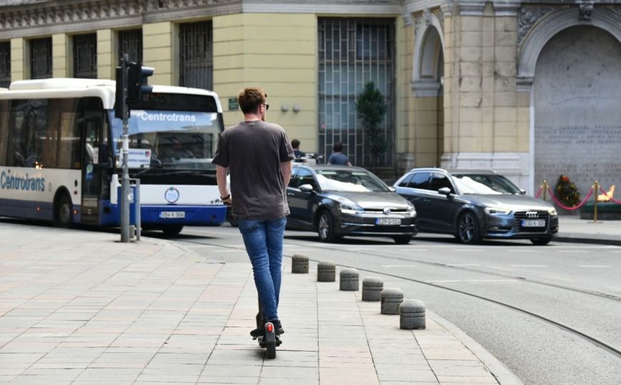 U KS stupio na snagu zakon: Biciklisti i vozači romobila ne smiju se kretati pješačkom stazom