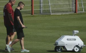 Roboti se pojavili na treningu Bayerna: Imaju samo jedan zadatak i savršeno ga obavljaju