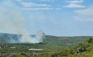 Novi požar na hrvatskoj obali: Vatrogasci se zaputili u borbu s vatrom - pogledajte snimke