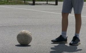 Muškarac angažovao advokata, dosadilo mu bacanje lopti u dvorište: "Više nisam imao živaca"