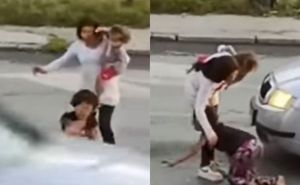 Uznemirujući snimak: Vozilo udarilo djevojčicu koja je istrčala na cestu