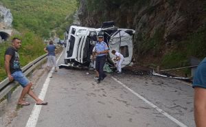 Obustavljen saobraćaj kod Višegrada: Kamion se prevrnuo na bok