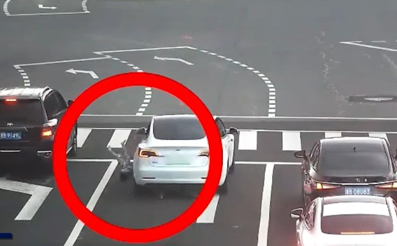 Uznemirujuči snimak iz Kine: Vozači spasili djevojčicu koja je ispala iz automobila u pokretu