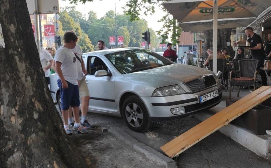 Nesreća na Baščaršiji: Automobil završio u bašti kafića