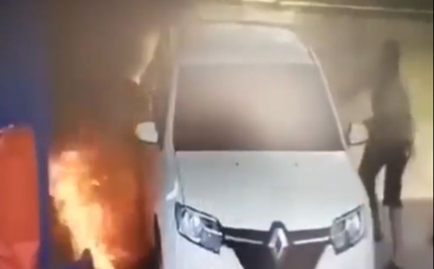 VIDEO: Dok je sipao gorivo, Rus zapalio cigaretu - ali i cijelu pumpu