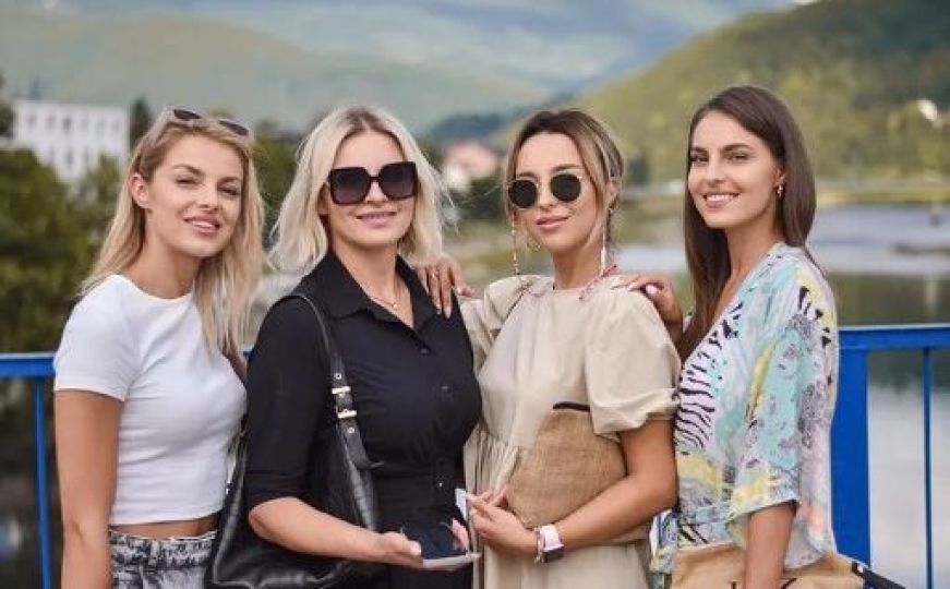 Lejla Ramović objavila porodičnu sliku, ali svi komentarišu majku: "Kao da vam je sestra"
