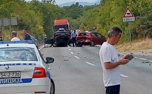 Težak udes u BiH: Četiri osobe povrijeđene, automobil na krovu