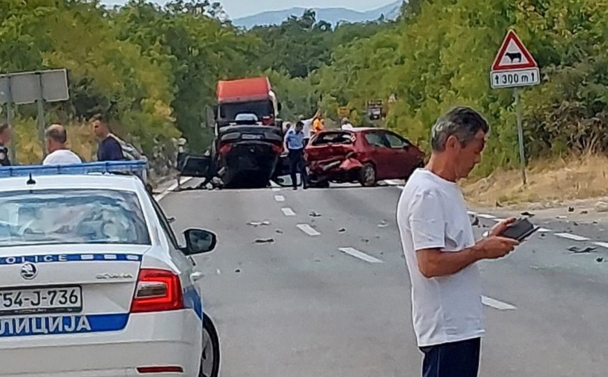 Težak udes u BiH: Četiri osobe povrijeđene, automobil na krovu