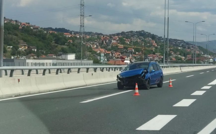 Nesreća na sarajevskom autoputu: Automobil udario u zaštitni stub