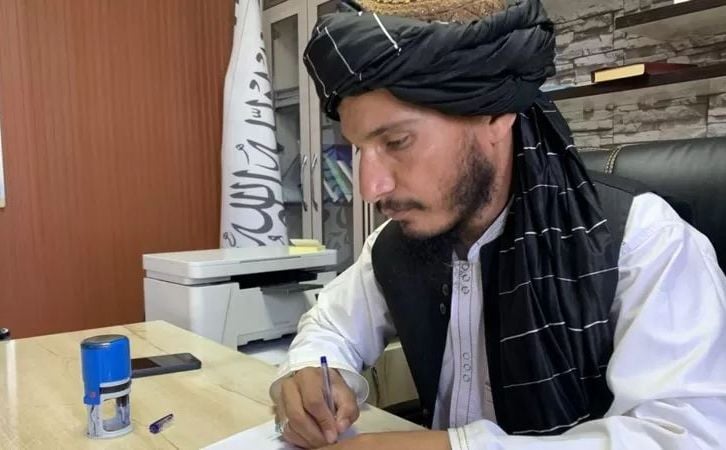 Ajnudin je bio talibanski snajperista, a sada ima kancelarijski posao