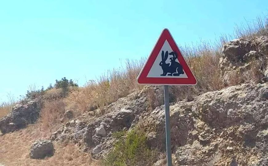 Saobraćajni znak iz Dalmacije apsolutni je hit na mrežama