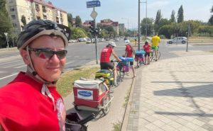 S troje djece biciklima krenuli na put od 1.500 km: Spavaju na otvorenom, tuširaju se na livadi