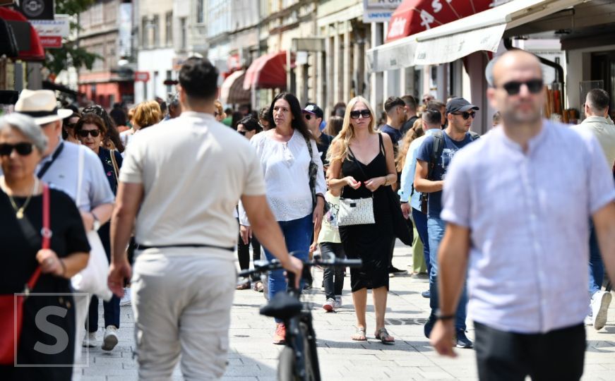 Ljetni petak u Sarajevu: Brojni turisti na ulicama glavnog grada Bosne i Hercegovine