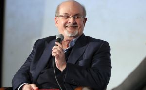 Čuveni književnik Salman Rushdie napadnut u New Yorku, godinama su mu prijetili smrću