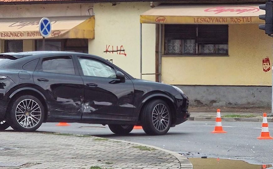 Bahatost bez granica u Bijeljini: Vozač Porschea pijan izazvao sudar pa prijetio policajcima