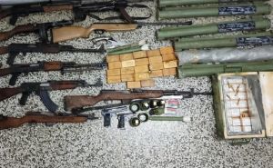 Akcija "Kalibar" u Bosanskoj Dubici. U kući i vozilu pronađen arsenal oružja, zaplijenjene i zolje