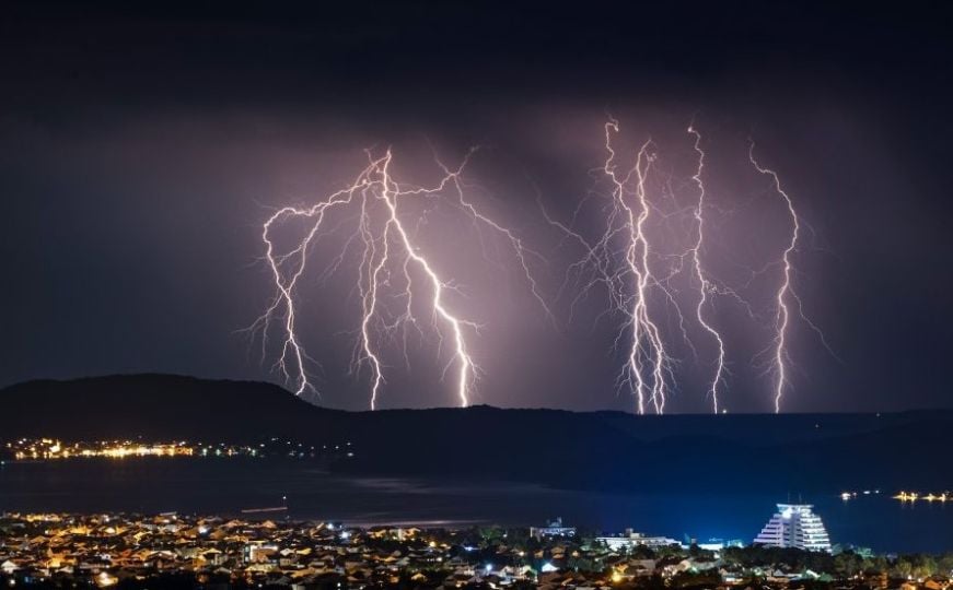 Bliski susret s munjama: Lovac na oluje snimio nevjerojatne prizore u Dalmaciji