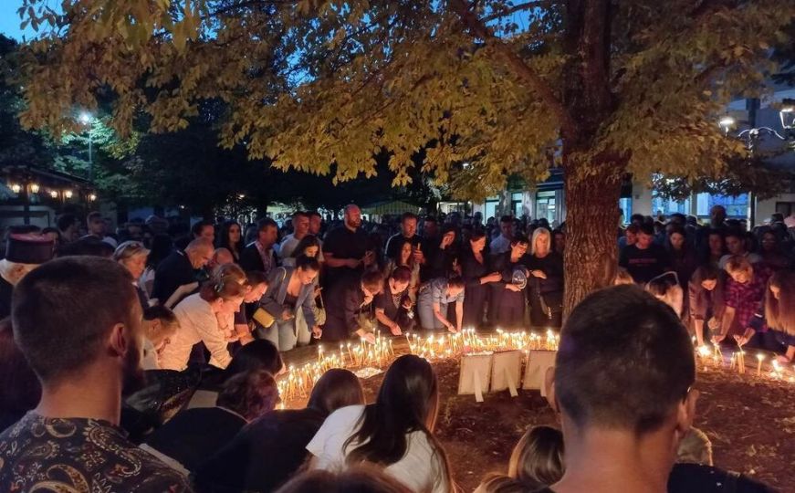 Građani Cetinja zapalili svijeće za tragično stradale sugrađane: Najmlađa žrtva imala 8 godina