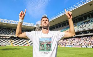 Pogled usmjeren ka nebu i posebna poruka: Crnogorski fudbaler odao počast ubijenoj djeci na Cetinju
