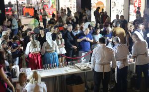 Događaj 'Okusi Sarajeva' privukao brojne turiste: Kuhana najbolja tradicionalna bosanska jela