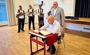 HDZ-ov gradonačelnik iz Vinkovaca na službeni put poveo 5 tamburaša i 10 članova gradske uprave