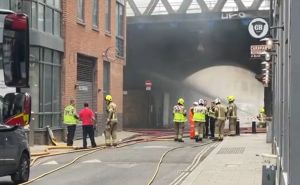 Veliki požar na željezničkoj stanici u Londonu, oko 70 vatrogasaca bori se s vatrom