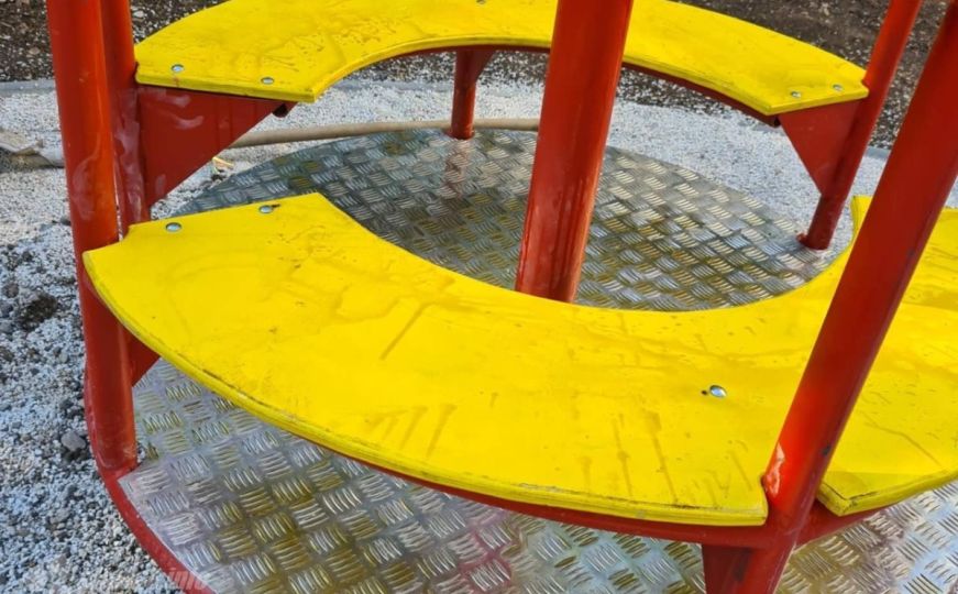 Bez imalo stida: Huligani uništili sprave u dječijem igralištu