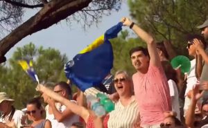 Ludnica na tribinama u Rimu: Pogledajte radost mame Nade i brata Nemanje sa zastavom BiH