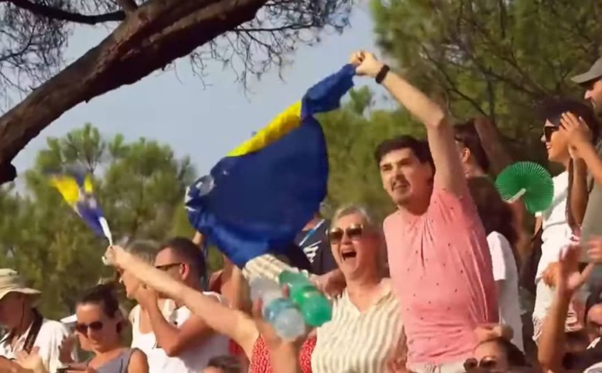 Ludnica na tribinama u Rimu: Radost mame Nade i brata Nemanje sa zastavom BiH