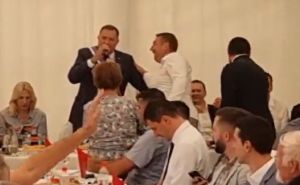 Dodik na slavlju u Sarajevu: Ponovo se pod šatorom dohvatio mikrofona pa zapjevao