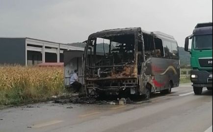 Vatrogasci na terenu: Zapalio se autobus na cesti kod Doboja