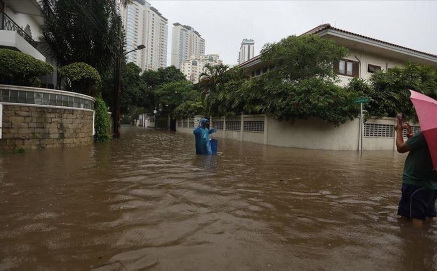 Kina: U bujičnim poplavama poginulo 18 osoba, na terenu 2.000 spasilaca