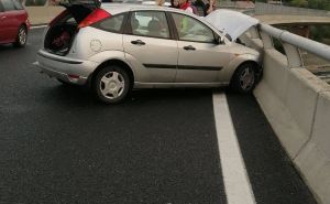 Saobraćajna nesreća na autoputu kod Sarajeva, automobil udario u zaštitni zid