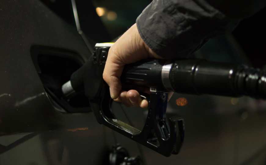 S prosječnom plaćom Nijemci toče 1500 litara goriva - znate li koliko toče građani BiH?