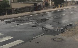 Vozači, oprez: U Sarajevu se uslijed kiše odlomio dio ceste