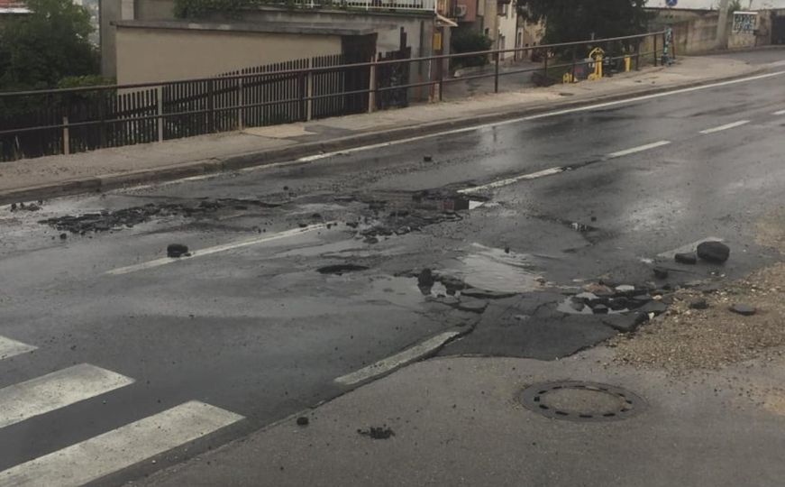 Vozači, oprez: U Sarajevu se uslijed kiše odlomio dio ceste