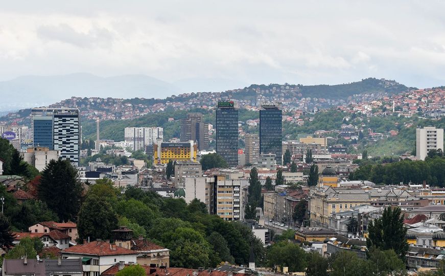 "Grad u kome i kiša kad pada nije prosto kiša": Pogled na čarobno Sarajevo sa Bistrika