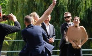 Djevojke rekle da žele sliku sa Scholzom, pa pred njim skinule odjeću