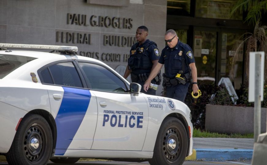 Uznemirujuća snimka iz SAD: Trojica policajaca tuku muškarca na pumpi
