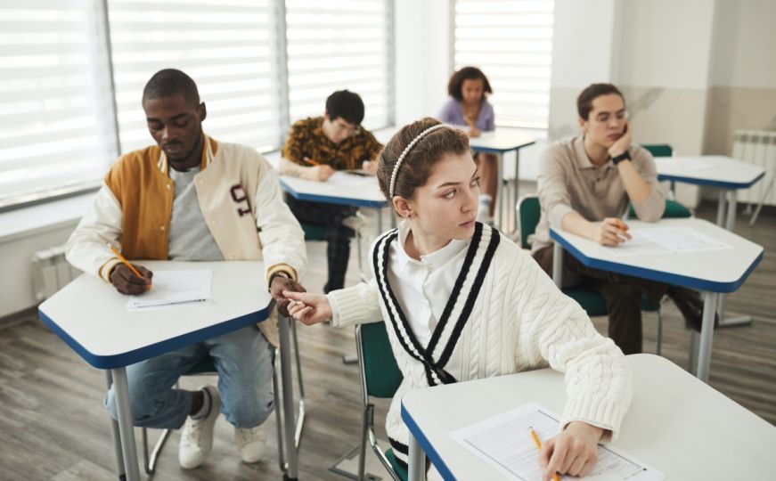 Profesor genijalnim trikom uhvatio 14 studenata kako varaju na ispitu