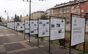 Crveni krst u Sarajevu postavio izložbu povodom tri decenije rada u BiH