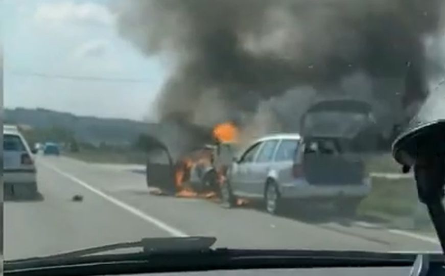 Dramatičan snimak s bh. ceste: Automobili u plamenu nakon sudara, tri osobe povrijeđene