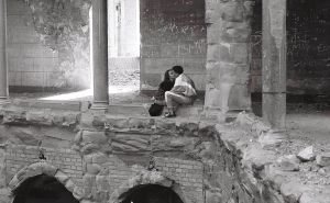 Fotografija iz ratnog Sarajeva: Dokaz da ljubav uvijek pobjeđuje