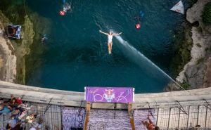 Spektakl na Neretvi: Australijanka i Rumun pobjednici Red Bull Cliff Diving u Mostaru