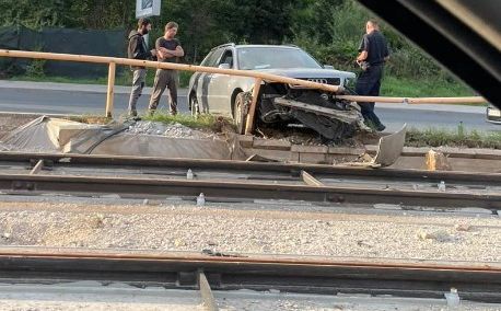 Nesreća na Stupu: Automobil izletio s kolovoza i udario u željeznu ogradu