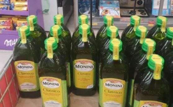 Bizarna fotografija iz hrvatske prodavnice: Navali, narode, maslinovo ulje na akciji