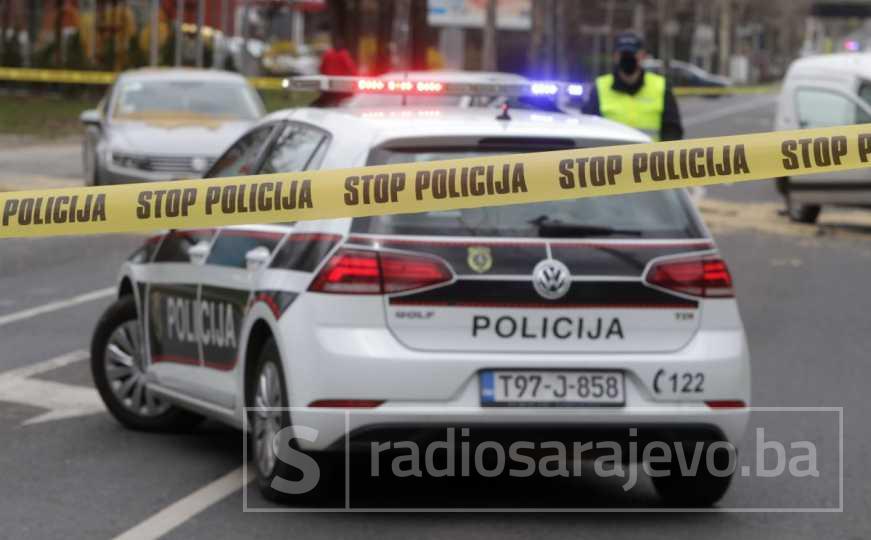 Nesreća u Sarajevu: Automobil se prevrnuo i udario u autobus, djevojka (18) zadobile teške povrede