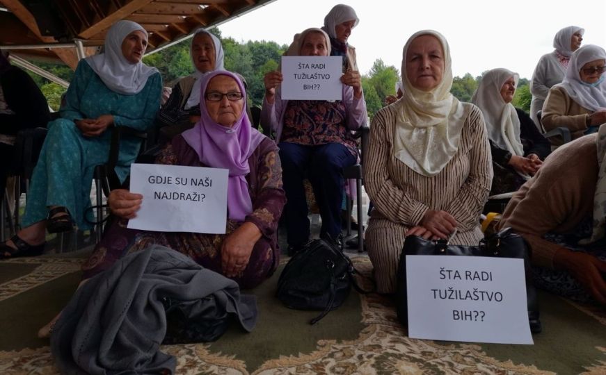 "Gdje su naši voljeni?": Preživjele žrtve genocida u Srebrenici obilježile Dan nestalih