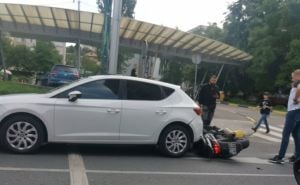 Udes u Sarajevu: Sudarili se motocikl i automobil, na terenu policija