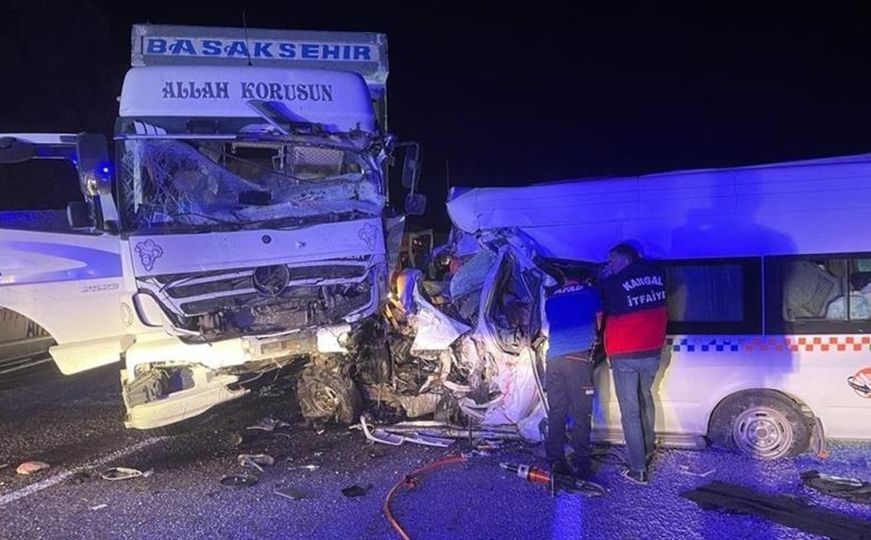 Nova stravična saobraćajna nesreća u Turskoj: Sedmero mrtvih nakon sudara minibusa i kamiona